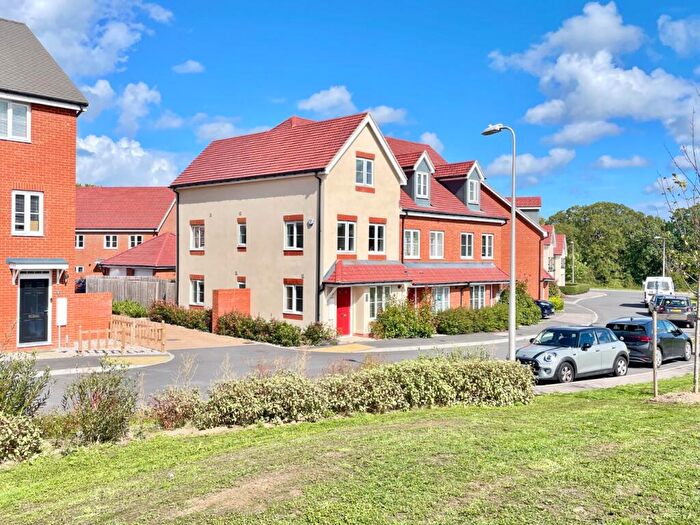 3 Bedroom End Of Terrace House For Sale In Woodland Close, Woodley, Reading, RG5