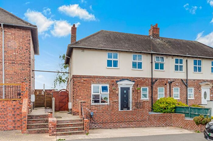 3 Bedroom Semi-Detached House For Sale In Hollingwood Crescent, Chesterfield, S43
