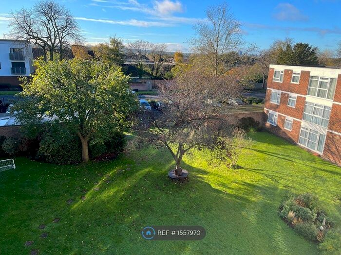 3 Bedroom Flat To Rent In Parkwood, Beckenham, BR3