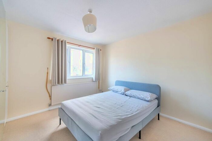2 Bedroom Property To Rent In Aspen Close, Ealing, London, W5