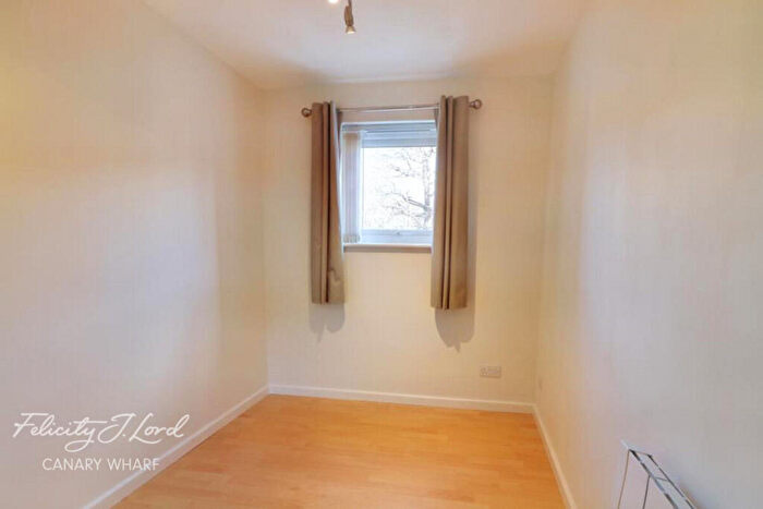 2 Bedroom Apartment To Rent In Barnfield Place, London, E14