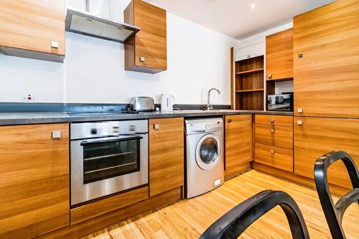 3 Bedroom Flat To Rent In Kay Road, London, SW9