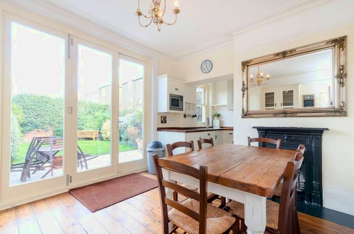 2 Bedroom Flat To Rent In Clarendon Drive, West Putney, London, SW15