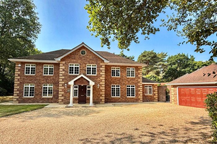 4 Bedroom Detached House For Sale In Warren Drive, Ringwood, BH24