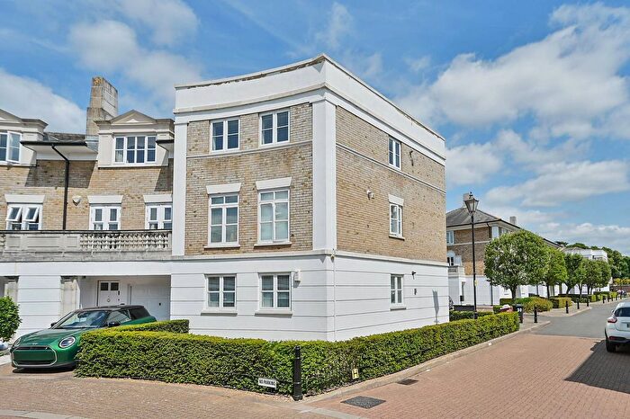 2 Bedroom Flat To Rent In Huntingdon Gardens, Grove Park, London, W4