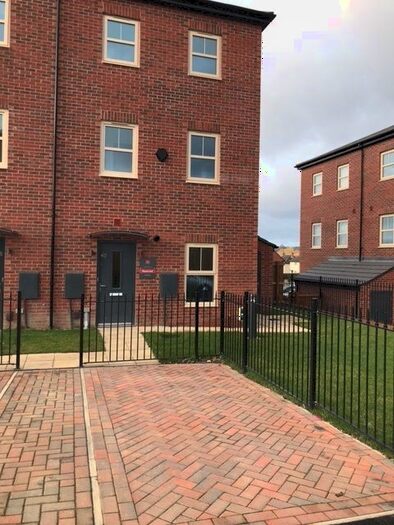 2 Bedroom Town House To Rent In Cardwell Road, Leeds, LS14