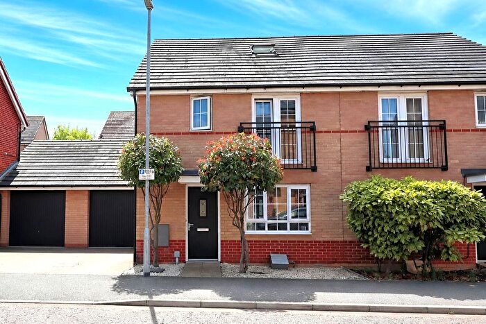 4 Bedroom Semi-Detached House For Sale In Broadhurst Place, Basildon, Essex, SS14