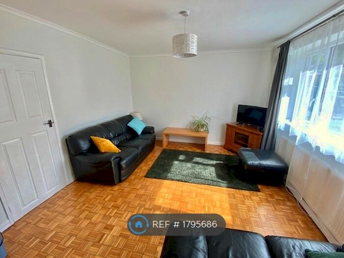 2 Bedroom Flat To Rent In Avalon House, Chessington, KT9