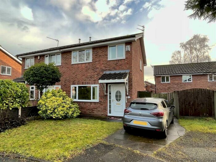 3 Bedroom Semi-Detached House To Rent In Maple Close, Sale, M33