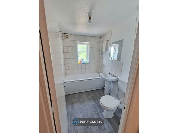 1 Bedroom Flat To Rent In Express Drive, Ilford, IG3