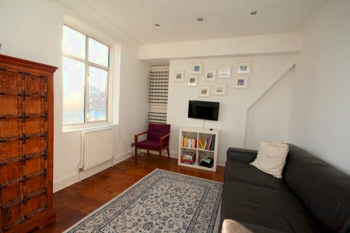 2 Bedroom Flat To Rent In Hackney Road, Bethnal Green, London, E2