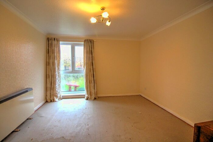 2 Bedroom Flat For Sale In Kingsway, Sunniside, Newcastle Upon Tyne, NE16