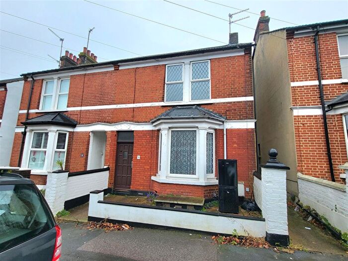 2 Bedroom Flat To Rent In Cleave Road, Gillingham, ME7