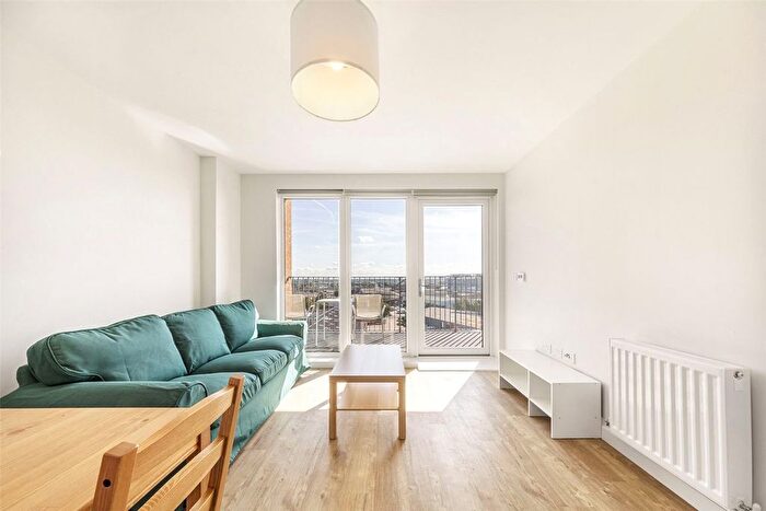 2 Bedroom Flat To Rent In Chailey Place, Hayes, UB3