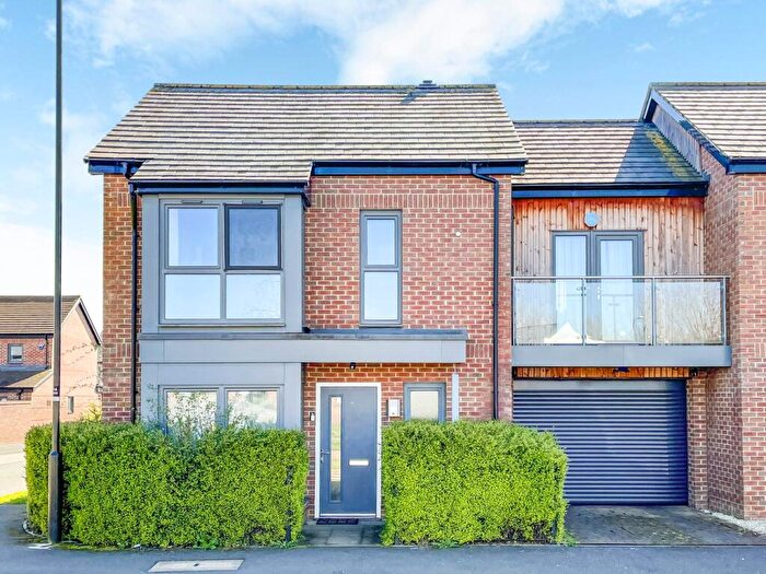 3 Bedroom Link Detached House For Sale In Harvard Way, Oakgrove, Milton Keynes, MK10