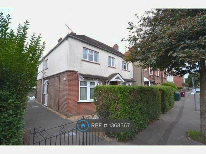 2 Bedroom Flat To Rent In Kings Avenue, Chichester, PO19