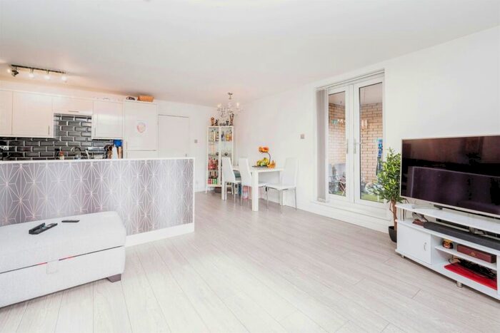 2 Bedroom Flat For Sale In Ferguson Grove, Cheshunt, Waltham Cross, EN8
