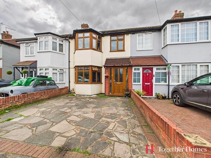 3 Bedroom Property For Sale In Guysfield Drive, Rainham, RM13