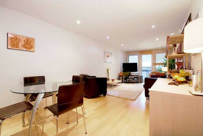2 Bedroom Flat To Rent In Vauxhall Bridge Road, Pimlico, London, SW1V