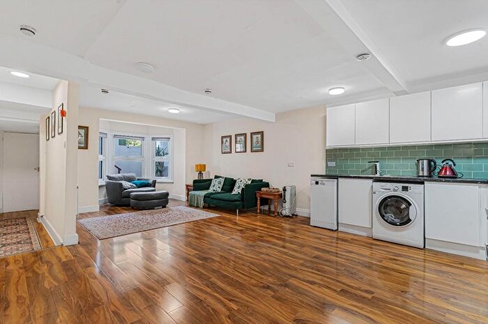 2 Bedroom Flat For Sale In Maude Road, London, SE5