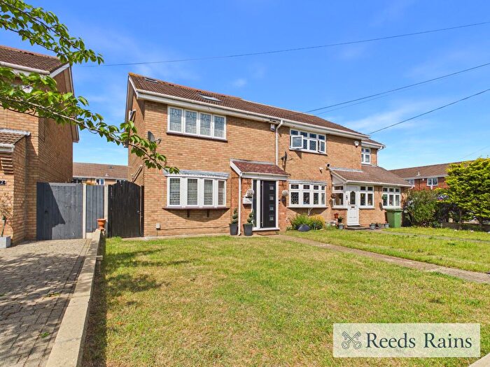 4 Bedroom Semi-detached House For Sale In Leconfield Walk, Hornchurch, RM12