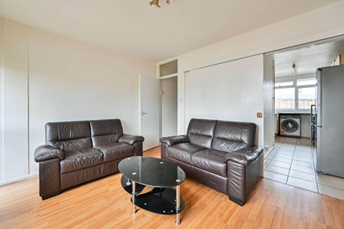 2 Bedroom Flat To Rent In Lympstone Gardens, Peckham, London, SE15
