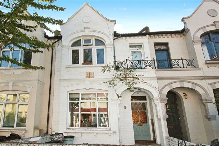 3 Bedroom Flat To Rent In Rowfant Road, London, SW17