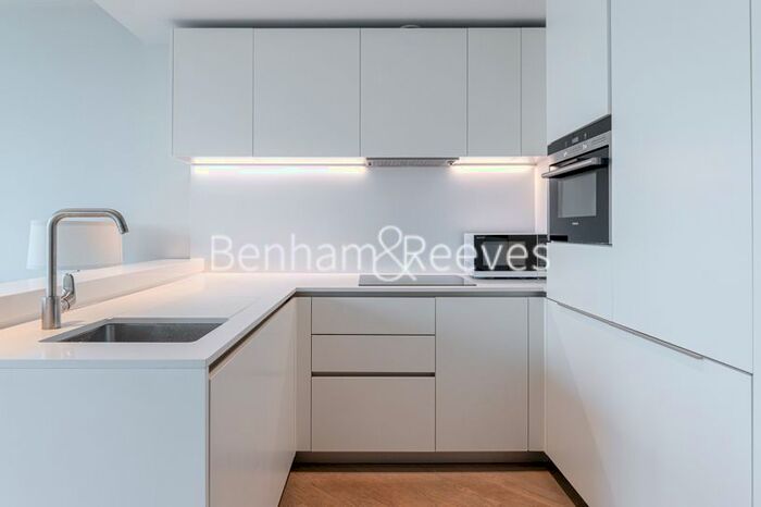 1 Bedroom Flat To Rent In Upper Ground, Southbank Tower, City, SE1
