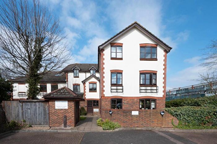 2 Bedroom Flat To Rent In St Saviours Place, Guildford, GU1