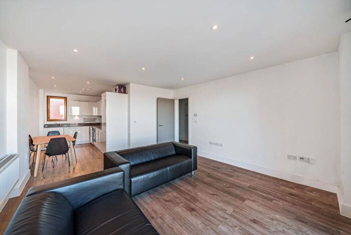 2 Bedroom Flat To Rent In Salcombe Court, Poplar, E14