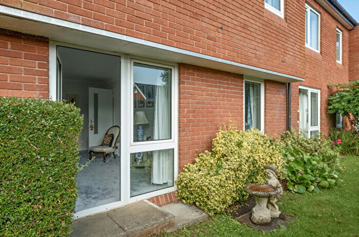 1 Bedroom Apartment For Sale In Wey Hill, Haslemere, Surrey, GU27