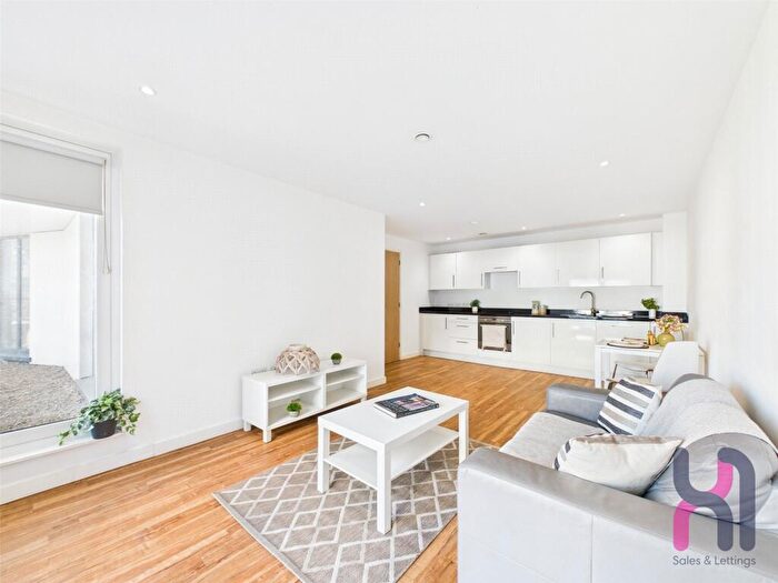 2 Bedroom Flat To Rent In The Exchange, Elmira Way, Salford Quays, M5