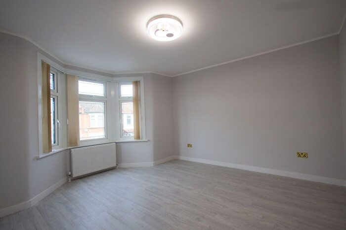 5 Bedroom Terraced House To Rent In Henley Road, Ilford, IG1