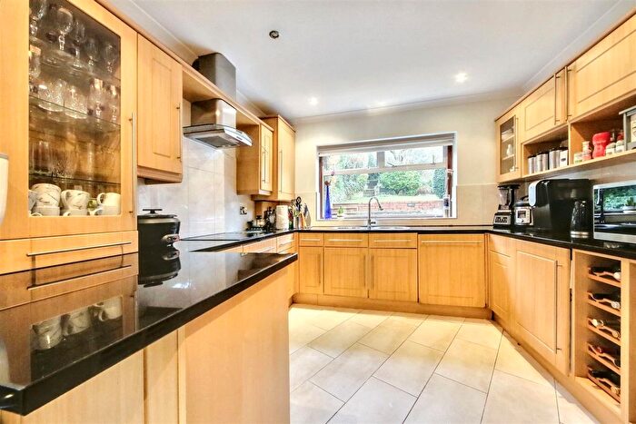 4 Bedroom Detached House For Sale In Craigweil Avenue, Radlett, WD7