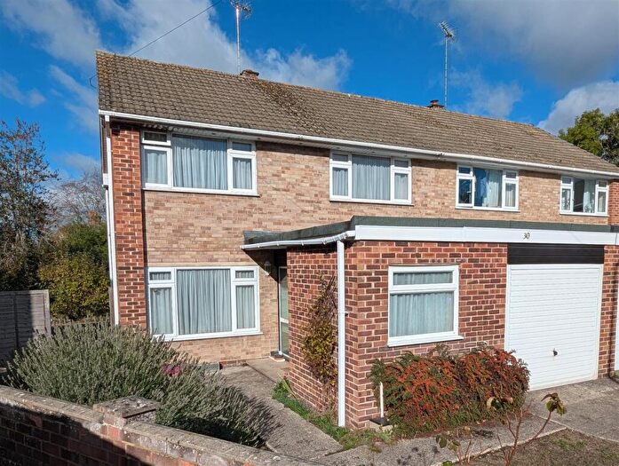 3 Bedroom Semi-Detached House For Sale In Mount Close, Newbury, RG14