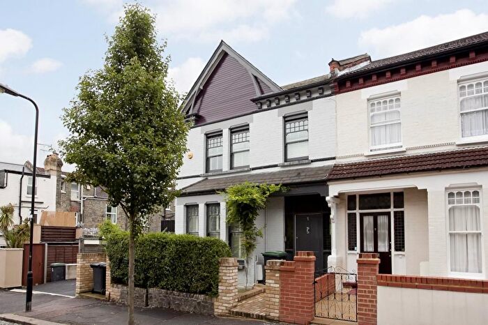 4 Bedroom End Of Terrace House For Sale In Atterbury Road, Finsbury Park, N4