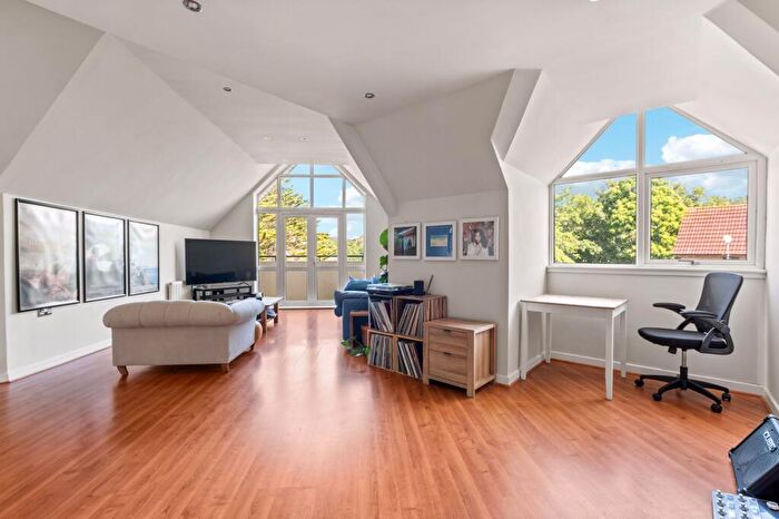 2 Bedroom Flat For Sale In Crescent Road, Bournemouth, BH2