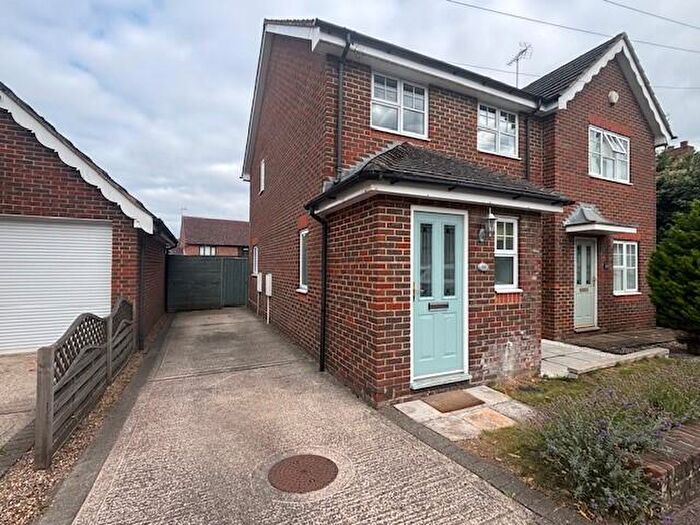 3 Bedroom Semi-Detached House To Rent In High Street, Halling., ME2