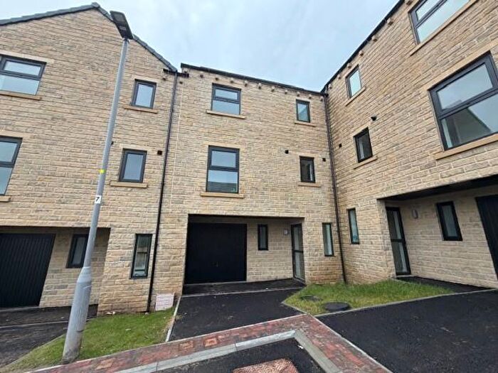 3 Bedroom Town House To Rent In Kinder Close, Thornton, Bradford, BD13