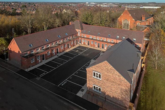 2 Bedroom Town House To Rent In Bronte Close, Rugby, CV21