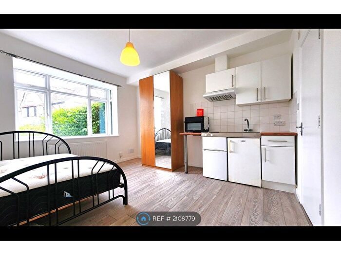 Studio To Rent In Woodstock Avenue, London, NW11