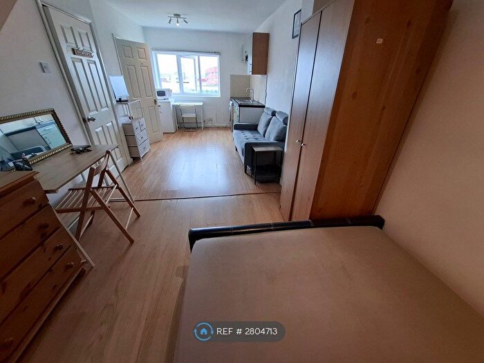 Studio To Rent In The Ridgeway, London, NW9