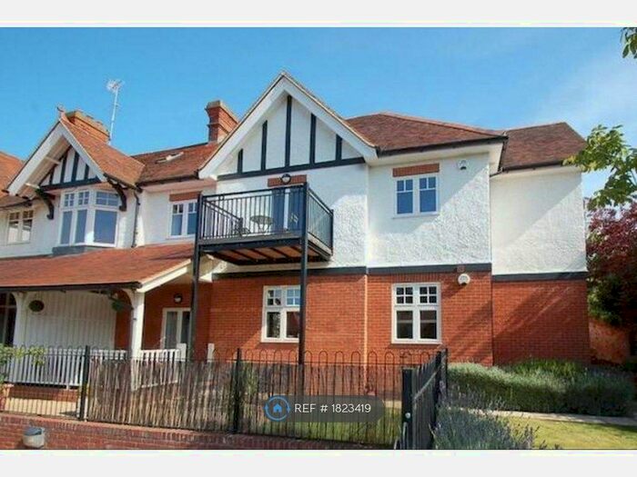 2 Bedroom Flat To Rent In Rectory Avenue, High Wycombe, HP13