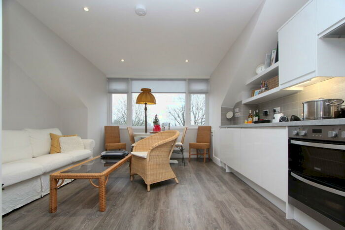 2 Bedroom Apartment To Rent In Dukes Avenue, Muswell Hill, N10