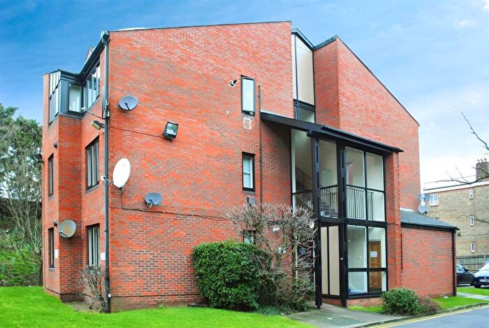 Flat To Rent In Canberra Close, Hendon, London, NW4