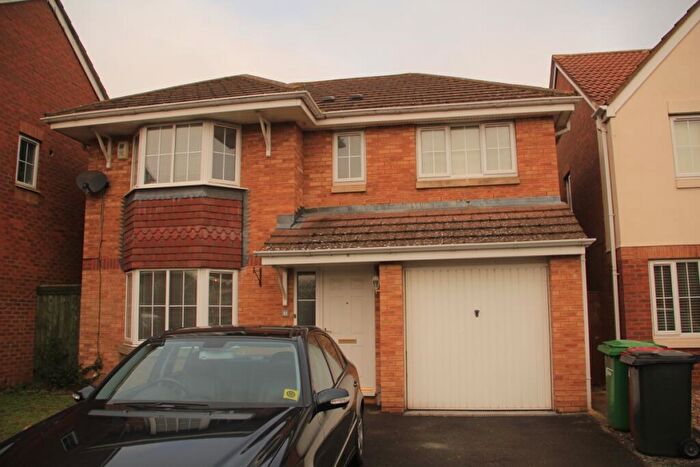 4 Bedroom Detached House To Rent In Blunden Drive, Langley, Slough, SL3