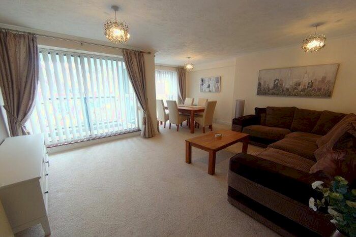 3 Bedroom Flat To Rent In Mariners Court, Plymouth, PL4