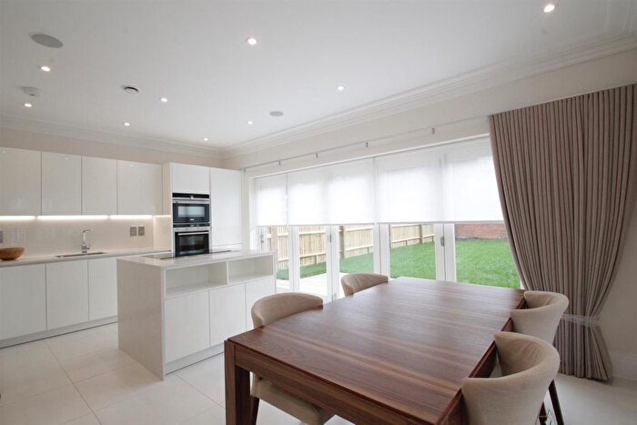 4 Bedroom Town House To Rent In High Road, London, N12