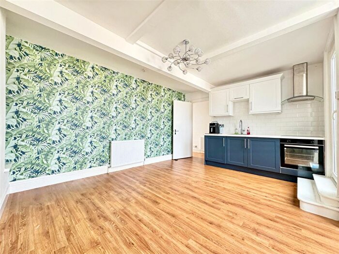 2 Bedroom Flat For Sale In Sea Road, Bexhill-On-Sea, TN40