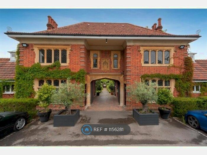 2 Bedroom Flat To Rent In Windsor Forest Court, Ascot SL5